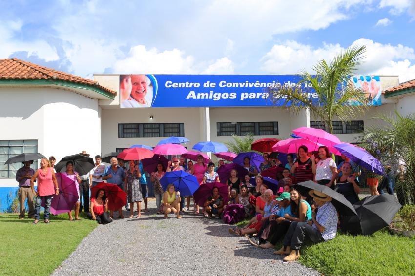 Entrega das Sombrinhas Para o Grupo de Idosos Amigos para Sempre 