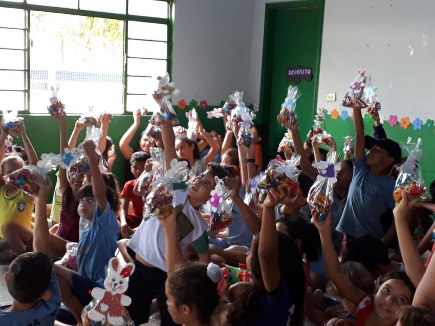 Entrega de Lembranças e Ovos de Páscoa da Assistência Social