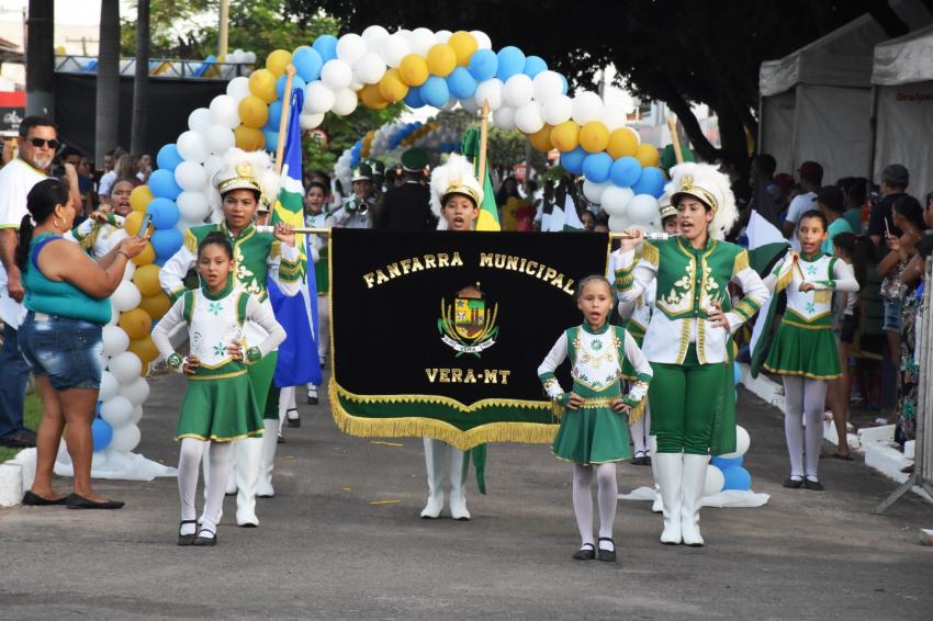 Desfile Cívico Comemorativo de 13 de Maio
