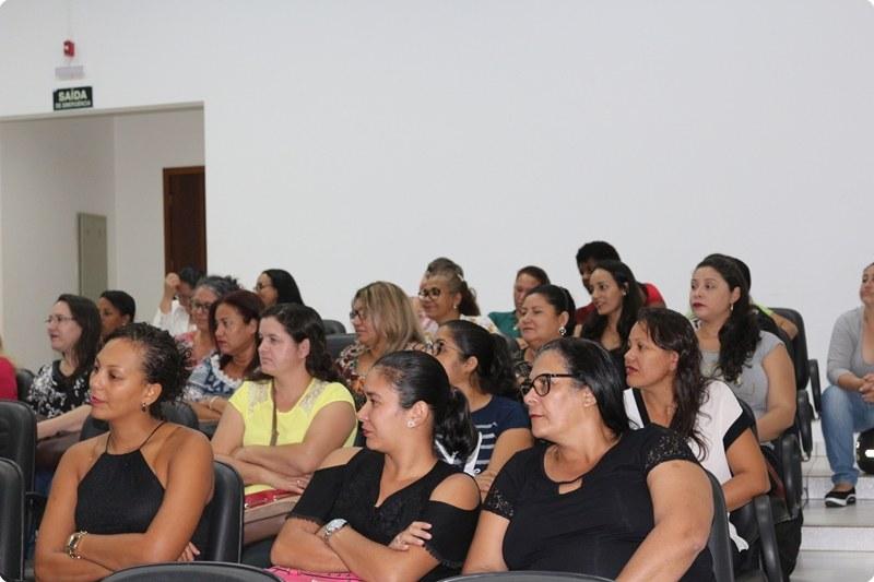 Educadores dos CMEIs e profissionais da Educação de Vera participam de palestra