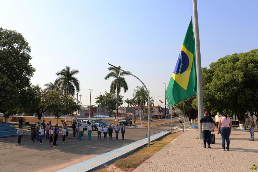 Ato Civico do Hasteamento da Bandeira dando início a semana da Patria 