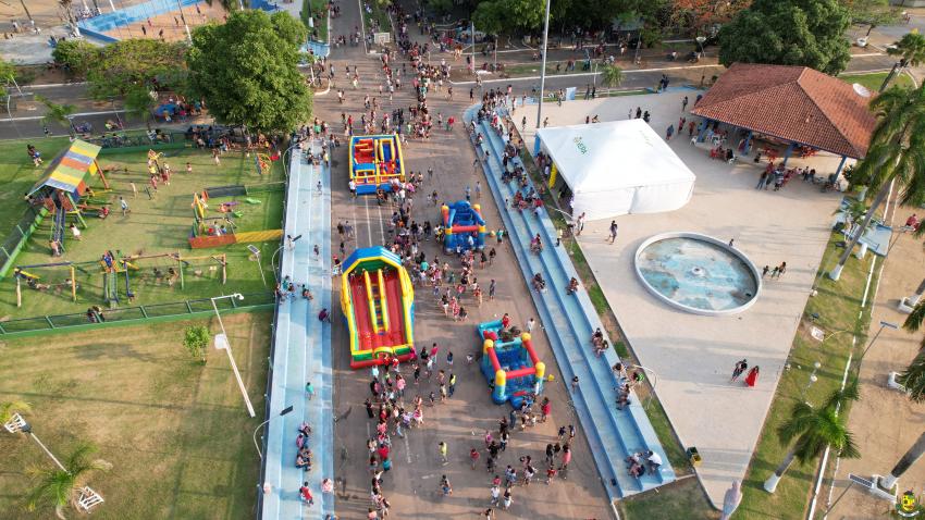 Homenagem ao dia das crianças na praça 