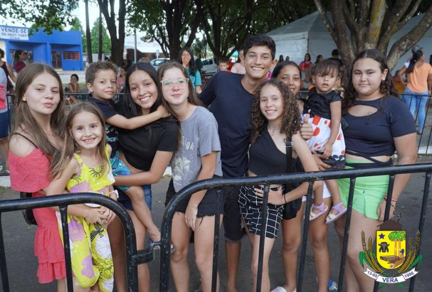 Festa na praça comemorando o Dia das Crianças