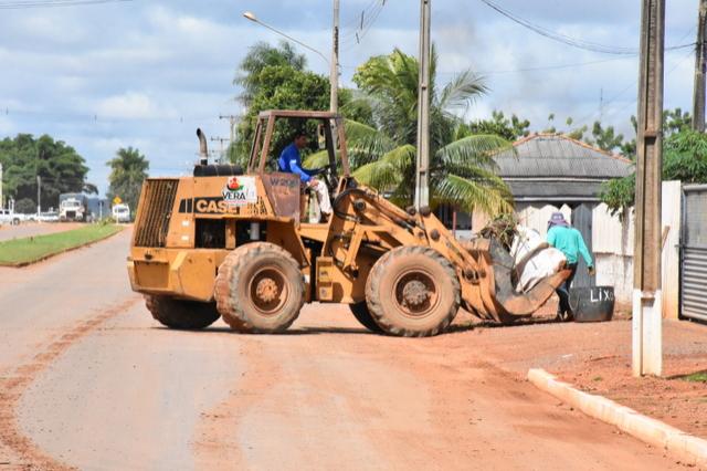 Limpeza e retirada de entulhos nos Bairros da Cidade